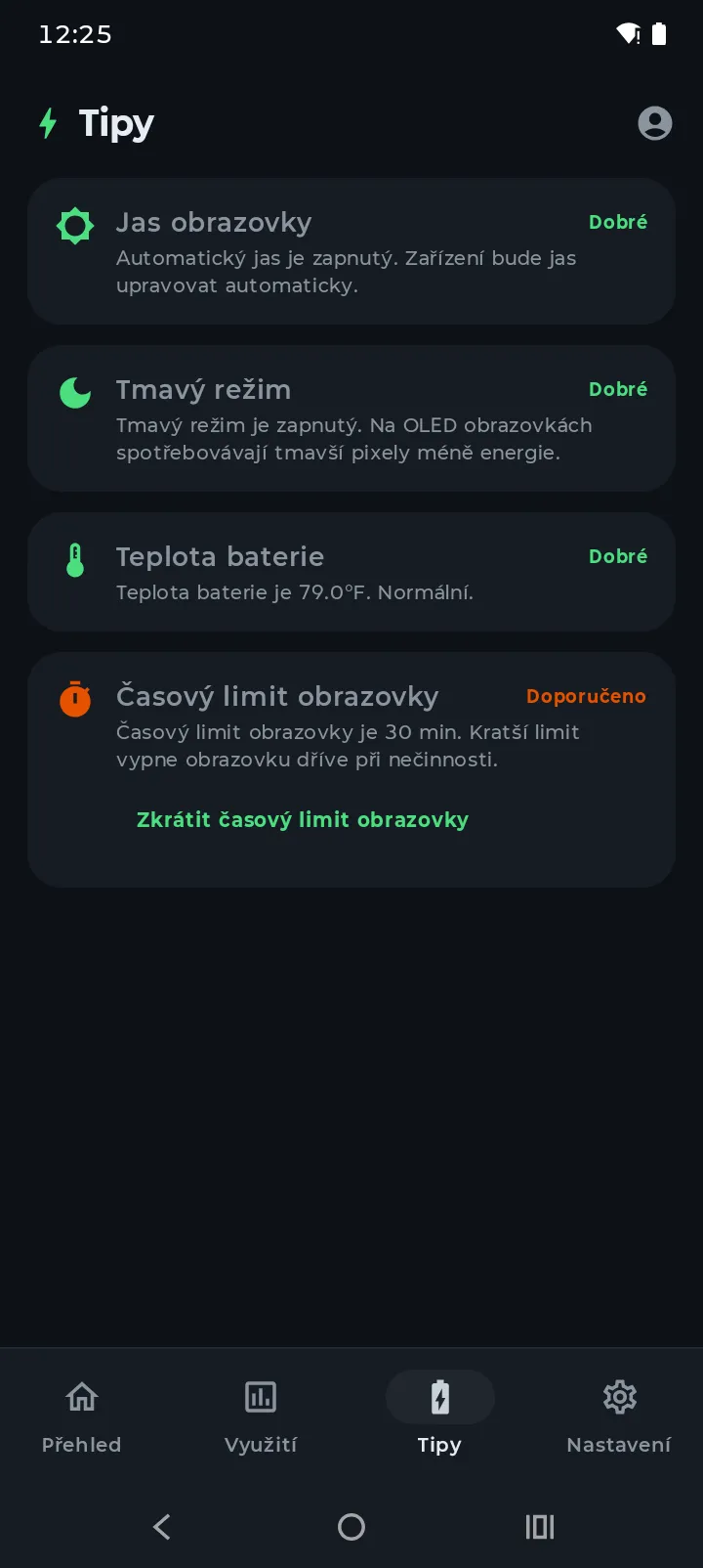 Záložka Tipy Battery Hero zobrazující skóre a osobní tipy na baterii