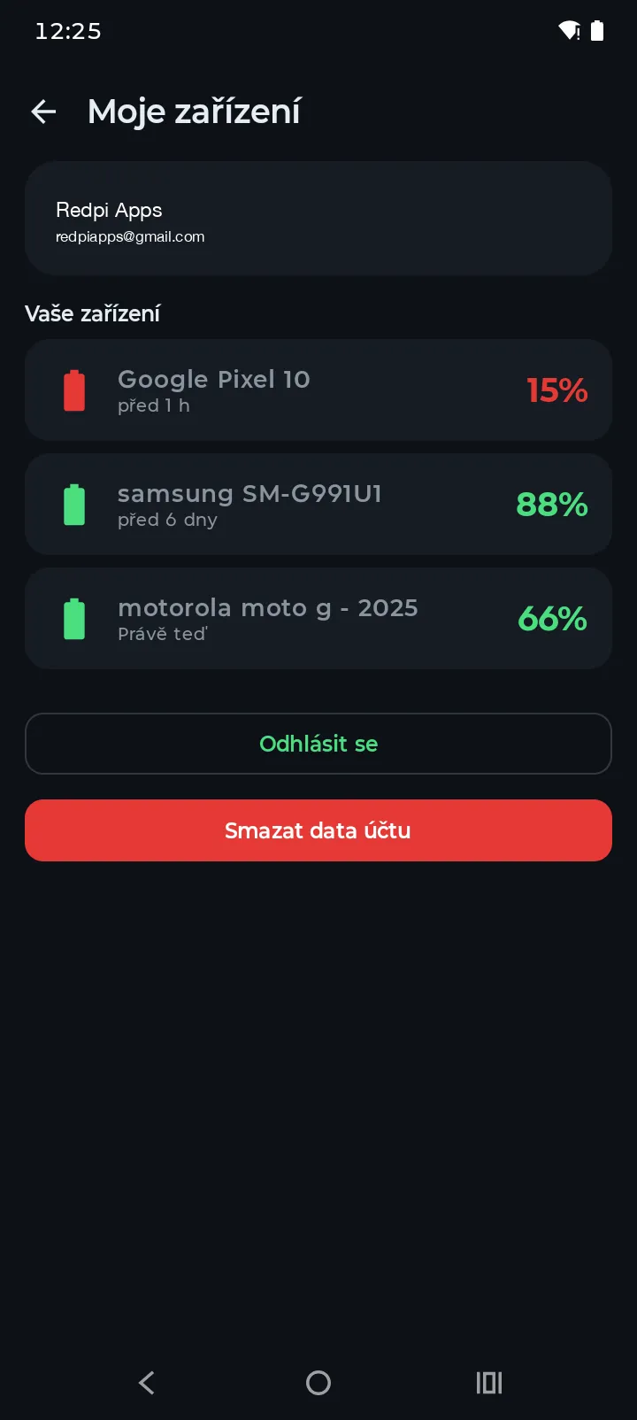 Obrazovka Moje zařízení Battery Hero zobrazující tři synchronizovaná zařízení s Androidem a úrovněmi baterie
